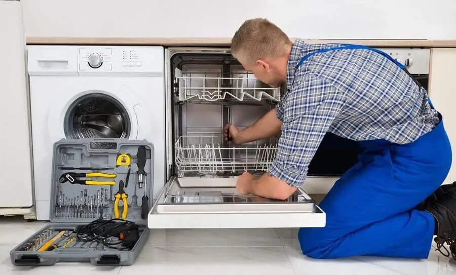 Etimesgut Gorenje servisi teknisyen ekibi beyaz eşya tamiri yaparken